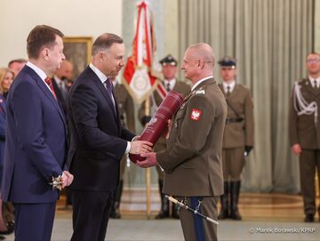 Prezydent Andrzej Duda wręcza awanse oficerom Wojska Polskiego