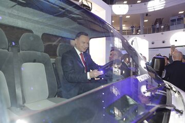 Prezydent Andrzej Duda za kierownicą ELVI - pierwszego w pełni polskiego, elektrycznego samochodu dostawczego