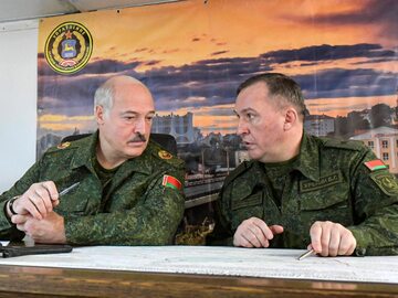 Prezydent Białorusi Aleksandr Łukaszenka i szef MON Białorusi Wiktar Chrenin