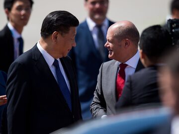 Prezydent Chin Xi Jinping i kanclerz Niemiec Olaf Scholz