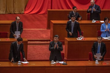 Prezydent Chin Xi Jinping w towarzystwie działaczy Komunistycznej Partii Chin