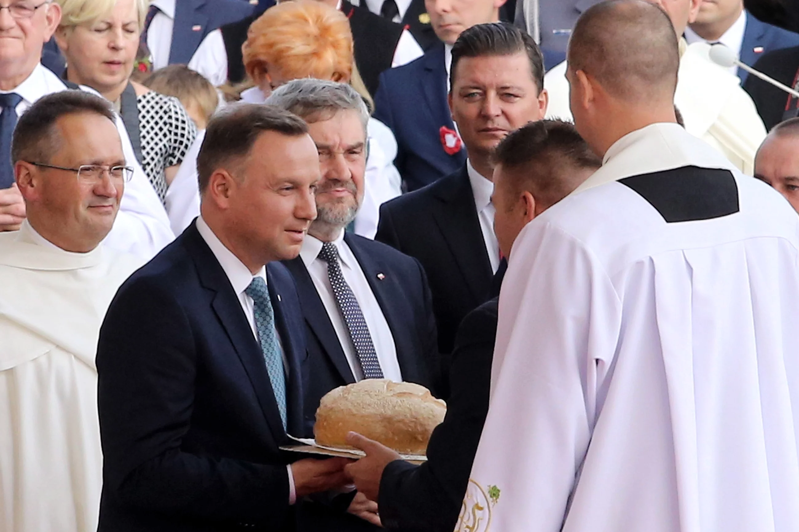 Prezydent Andrzej Duda, minister rolnictwa Jan Krzysztof Ardanowski oraz Generał Zakonu Paulinów o. dr Arnold Chrapkowski podczas uroczystości na Jasnej Górze.