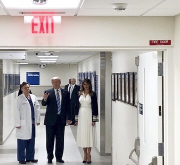 Prezydent Donald Trump wraz z żoną odwiedzili ofiary strzelaniny w szpitalu