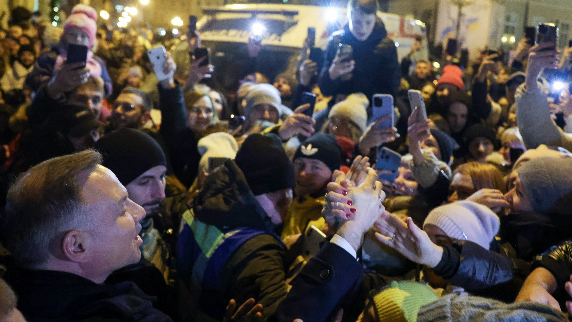 Prezydent Andrzej Duda podczas spotkania z mieszkańcami Lwowa