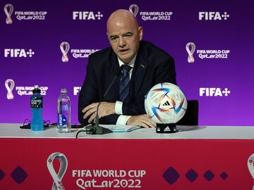 Prezydent FIFA Gianni Infantino na konferencji prasowej w Doha, Katar, 19 listopada 2022 roku.