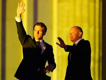 Prezydent Francji Emmanuel Macron i kanclerz Niemiec Olaf Scholz