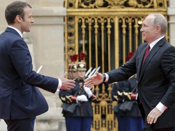 Prezydent Francji Emmanuel Macron i prezydent Rosji Władimir Putin