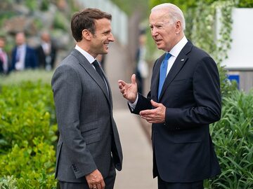 Prezydent Francji Emmanuel Macron i prezydent USA Joe Biden