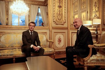 Prezydent Francji Emmanuel Macron i senator Claude Malhuret