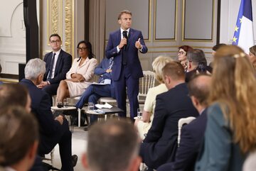 Prezydent Francji Emmanuel Macron na spotkaniu burmistrzami