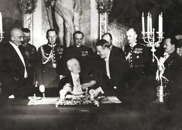 Prezydent Ignacy Mościcki podpisuje konstytucję kwietniową 23 kwietnia 1935