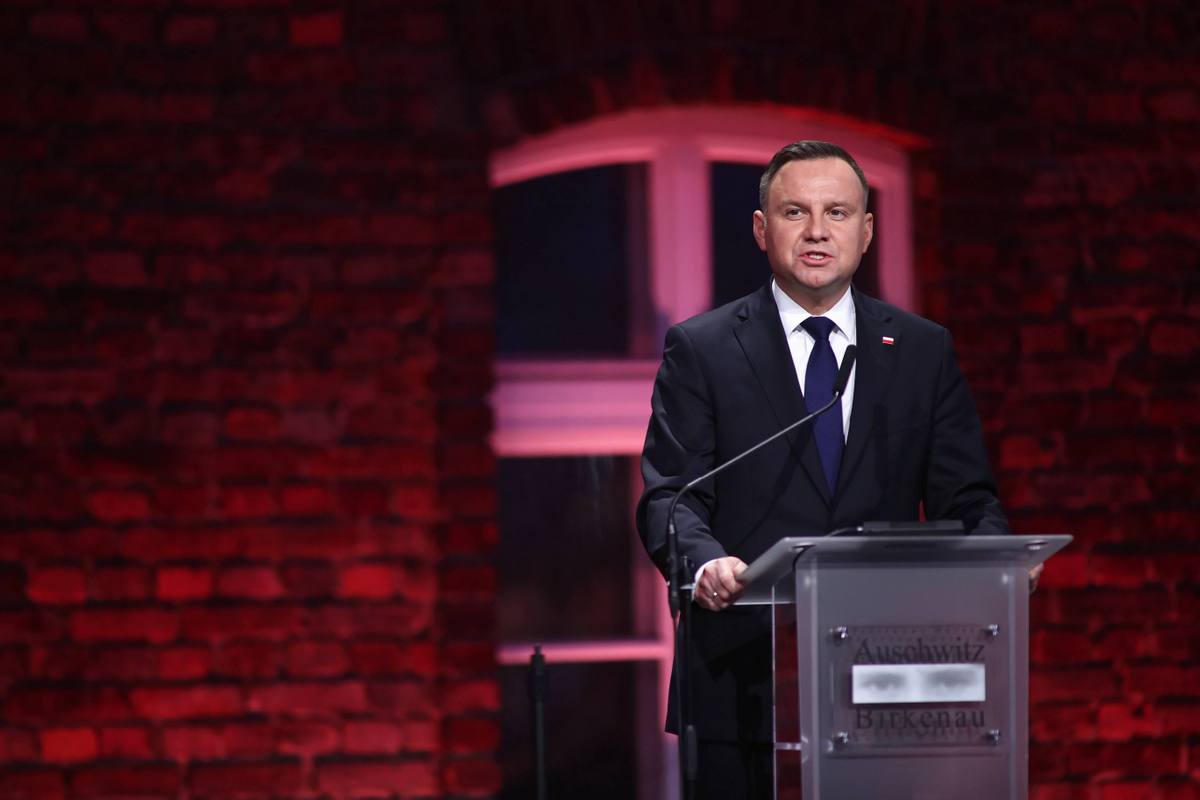 Prezydent Andrzej Duda podczas uroczystości przed Bramą Śmierci byłego obozu Auschwitz II-Birkenau w Oświęcimiu