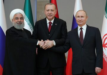 Prezydent Iranu Hassan Rouhani, prezydent Turcji Recep Tayyip Erdogan i prezydent Rosji Władimir Putin