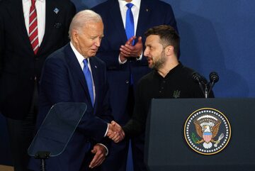 Prezydent Joe Biden i prezydent Wołodymyr Zełenski podczas szczytu NATO