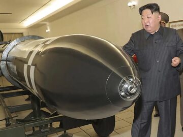 Prezydent Korei Północnej Kim Dzong Un przy głowicy atomowej