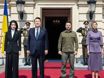 Prezydent Korei Południowej Yoon Suk Yeol i prezydent Ukrainy Wołodymyr Zełenski