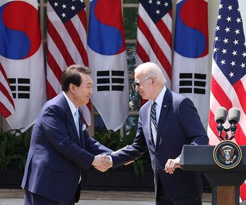 Prezydent Korei południowej Yoon Suk Yeol i  prezydent USA Joe Biden