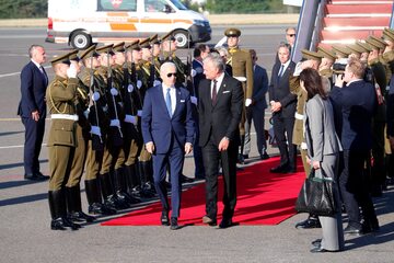 Prezydent Litwy Gitanas Nauseda (R) wita prezydenta USA Joe Bidena (L)
