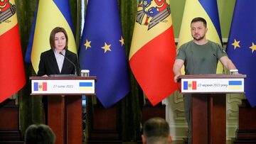 Prezydent Mołdawii Maia Sandu i prezydent Ukrainy Wołodymyr Zełenski podczas konferencji prasowej w Kijowie