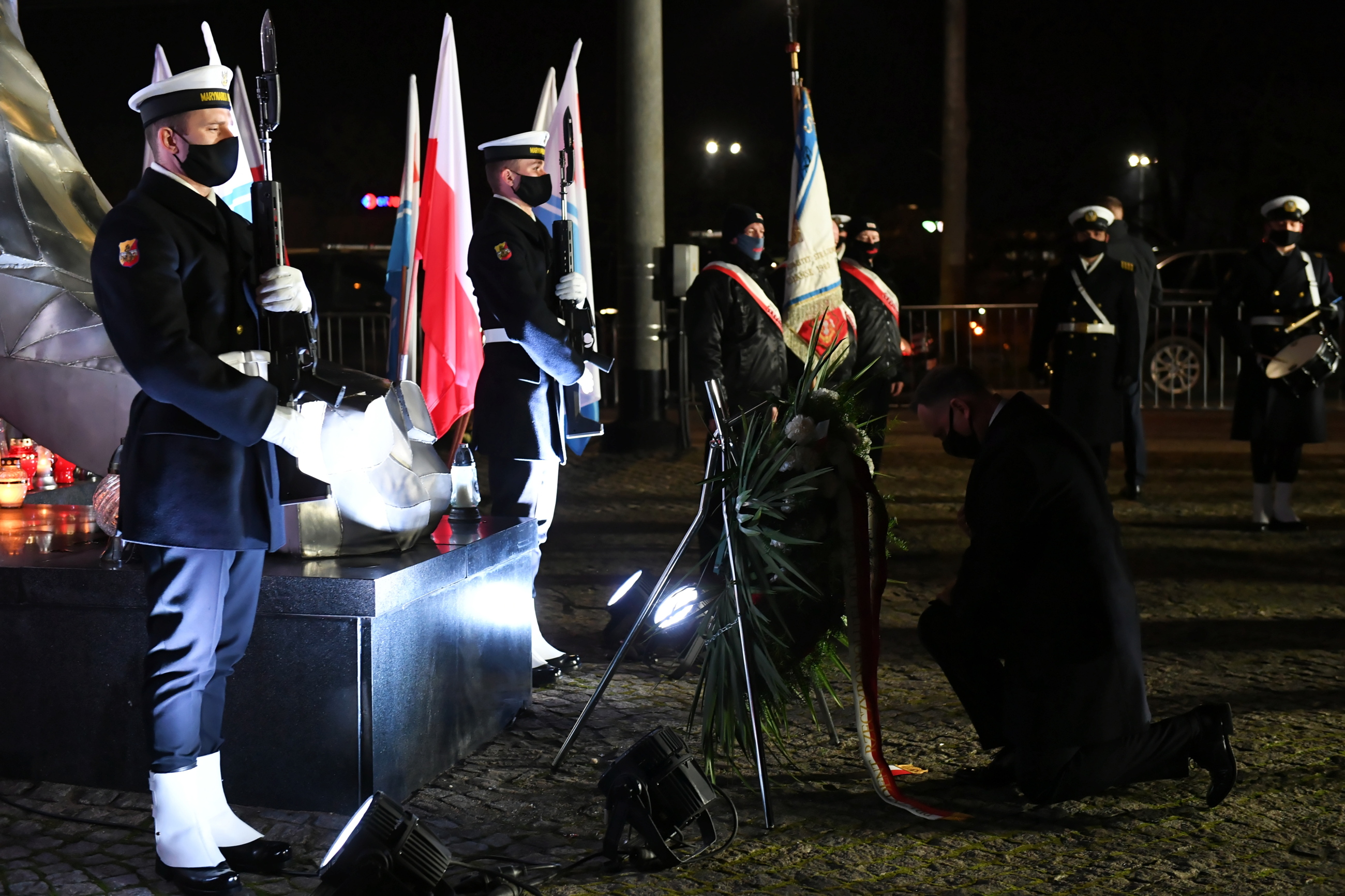 Prezydent RP Andrzej Duda podczas ceremonii złożenia wieńców pod Pomnikiem Ofiar Grudnia 1970