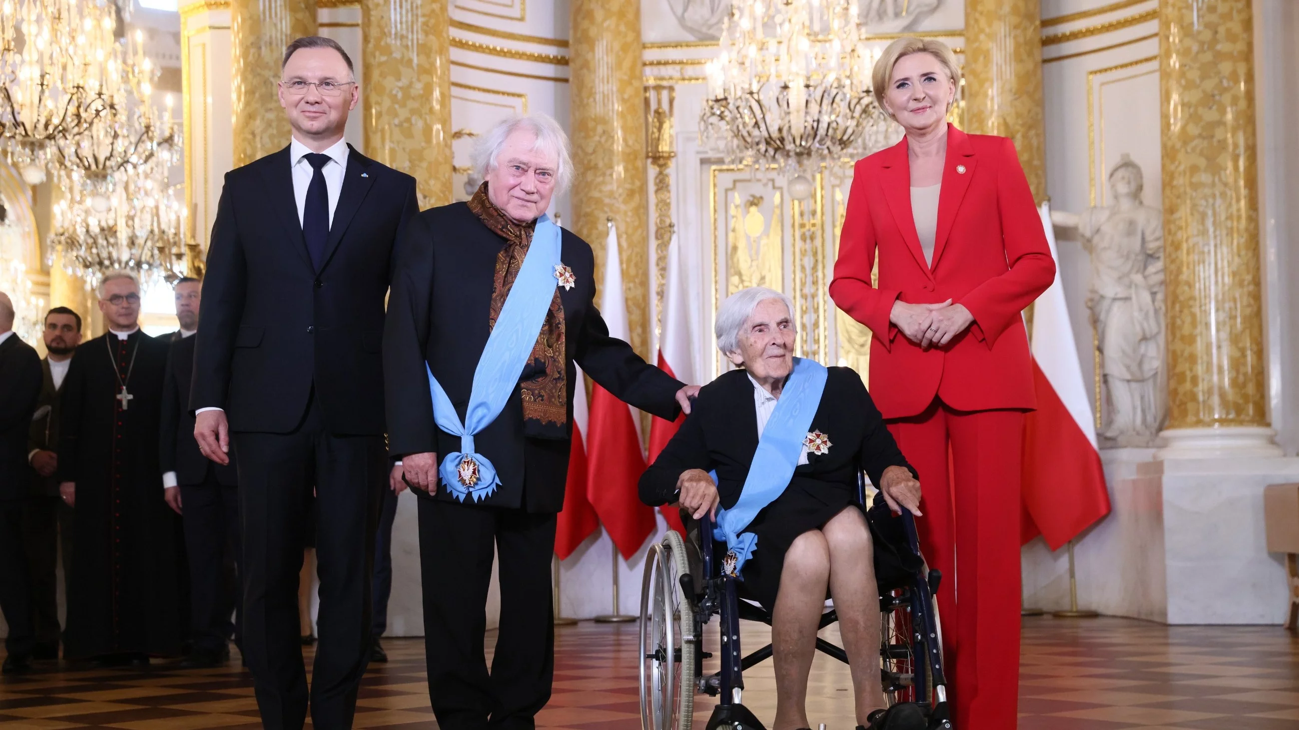 Prezydent RP Andrzej Duda (L), pierwsza dama RP Agata Kornhauser-Duda (P) oraz odznaczeni Orderem Orła Białego, dyrygent i pianista Jerzy Maksymiuk (2L) i językoznawczyni i badaczka literatury Jadwiga Puzynina