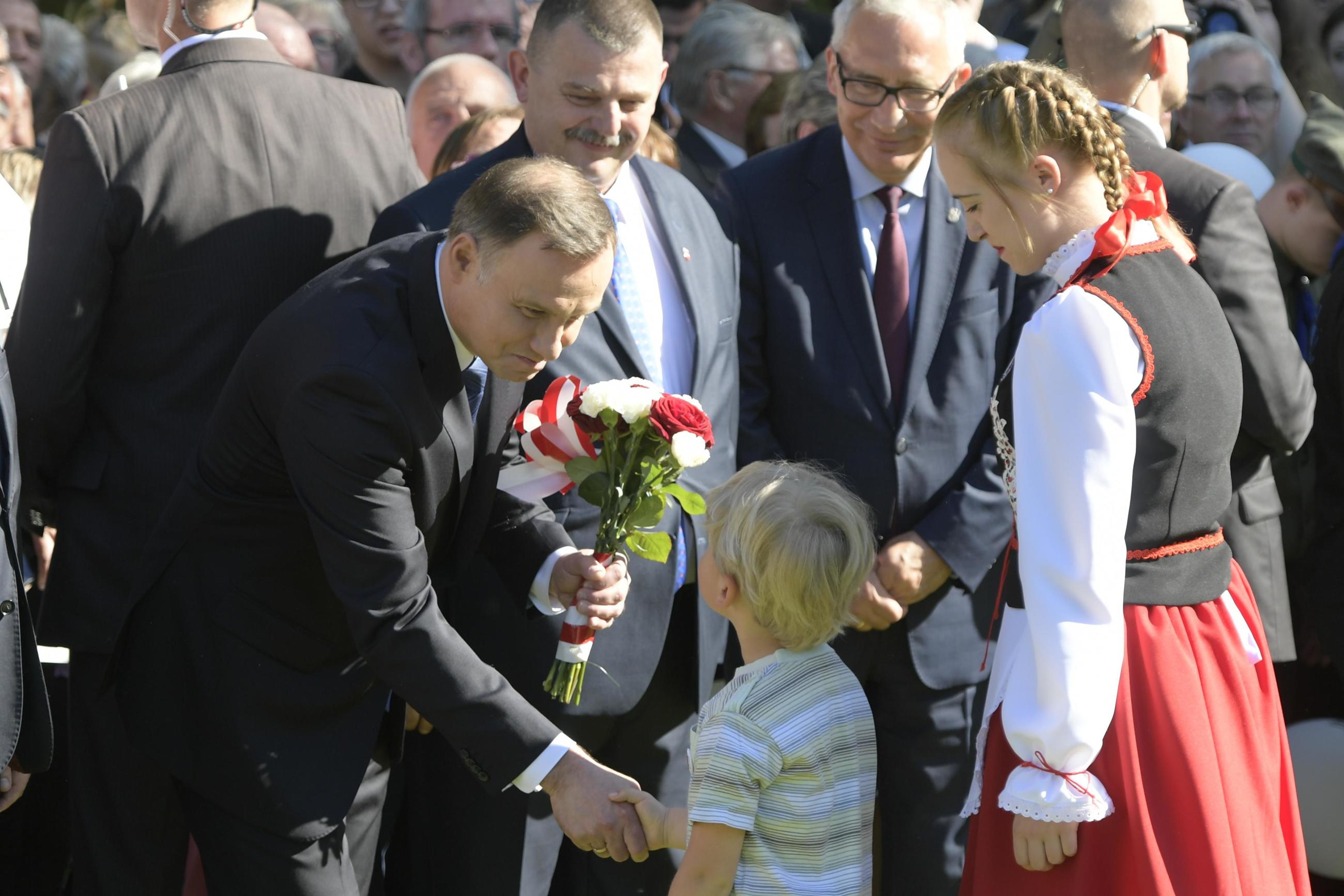 Prezydent Andrzej Duda (L) podczas spotkania z mieszkańcami w Sztumie