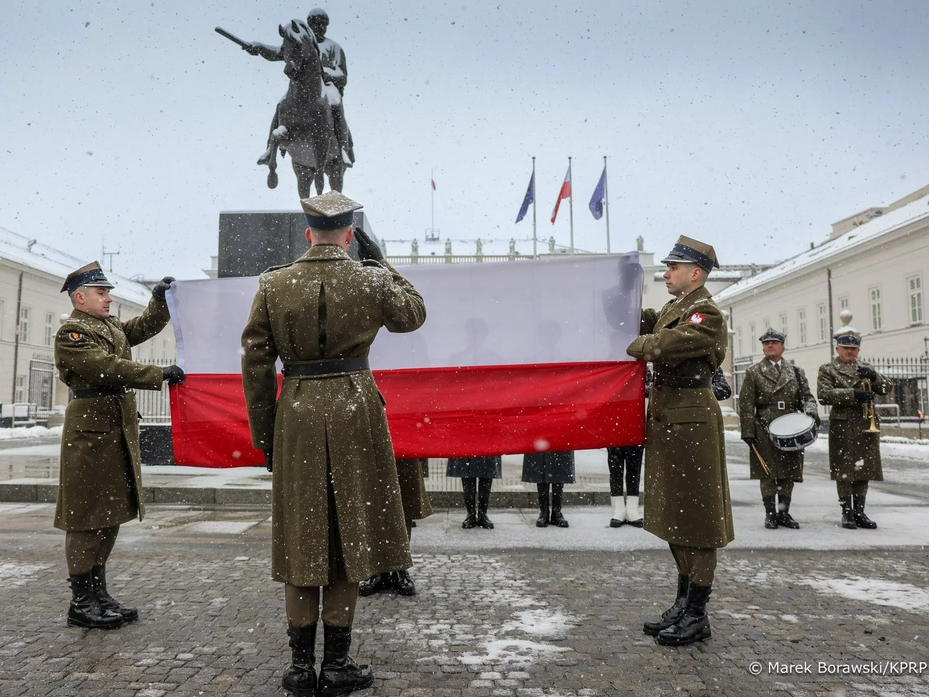 Uroczysta zmiana flagi przed Pałacem Prezydenckim