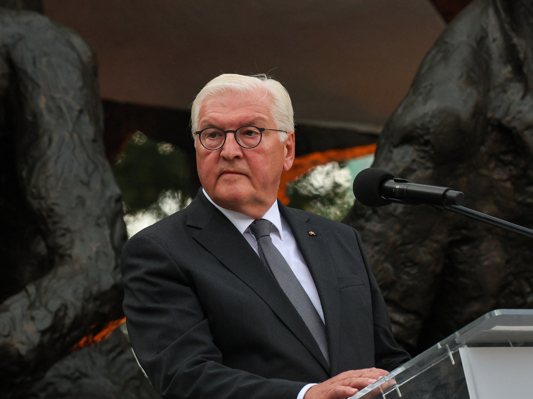 Prezydent Niemiec Frank-Walter Steinmeier podczas przemówienia pod Pomnikiem Powstania Warszawskiego