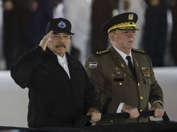 Prezydent Nikaragui Daniel Ortega i generał Julio Cesar Aviles