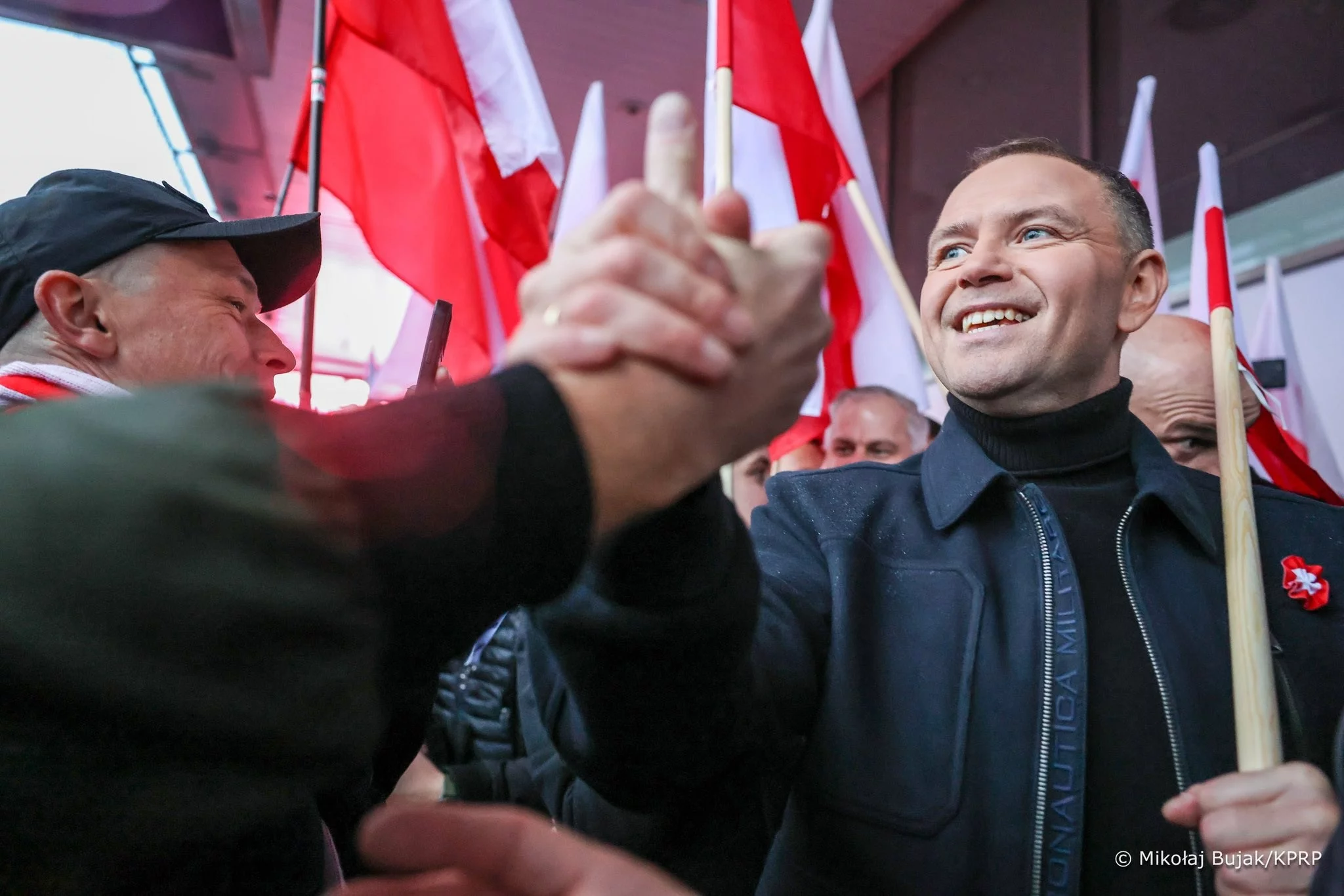 Kibicowska iluminacja na Pałacu Prezydenckim. Nawrocki: Kibice to część społeczeństwa