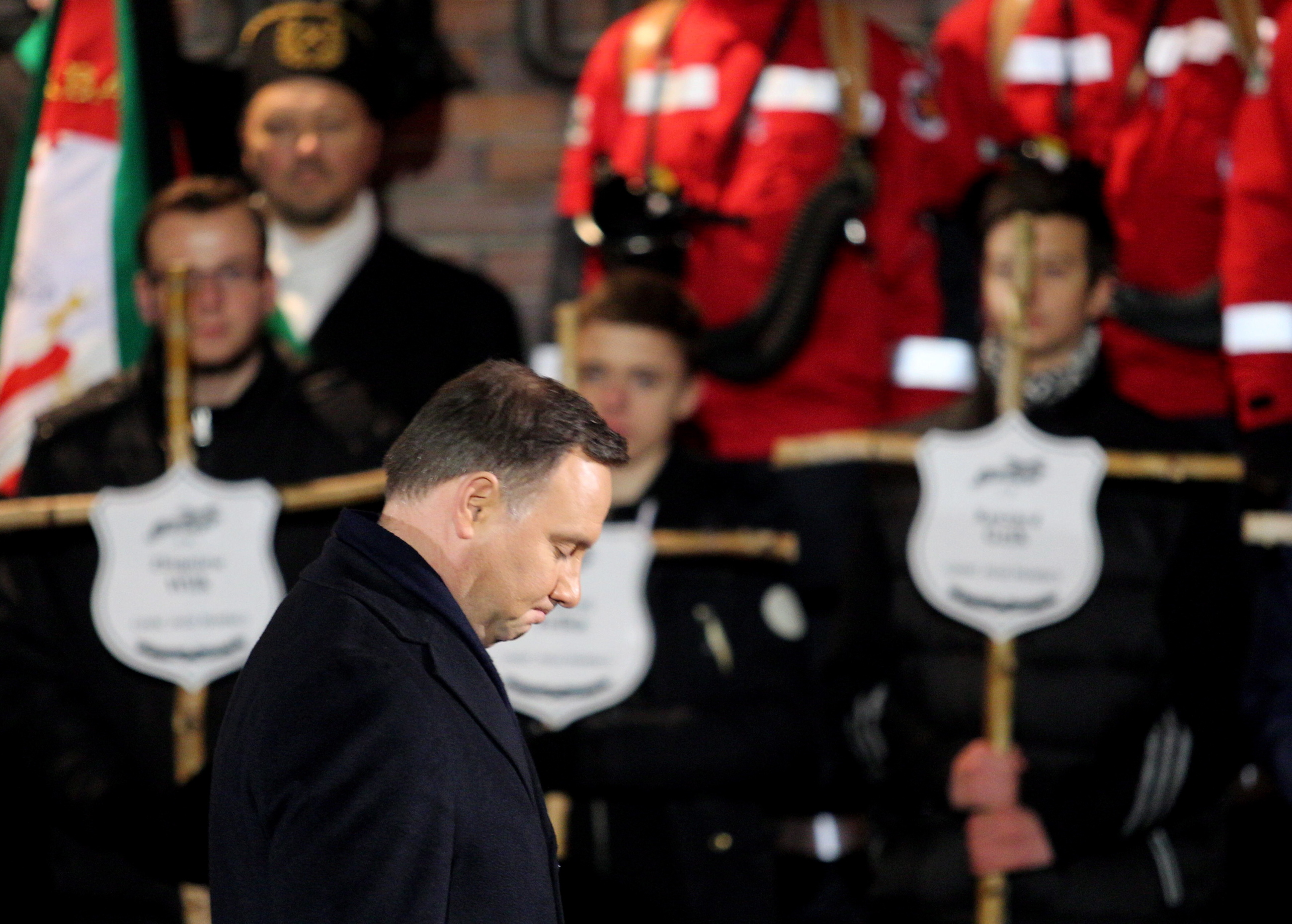 Prezydent Andrzej Duda podczas uroczystości przed Krzyżem-Pomnikiem przy kopalni "Wujek"