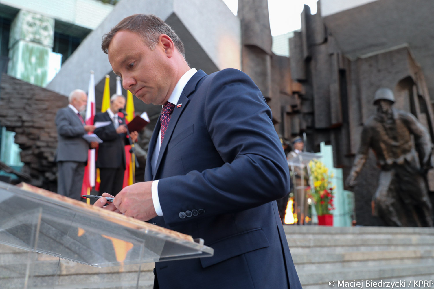 Prezydent Andrzej Duda przed pomnikiem Powstania Warszawskiego