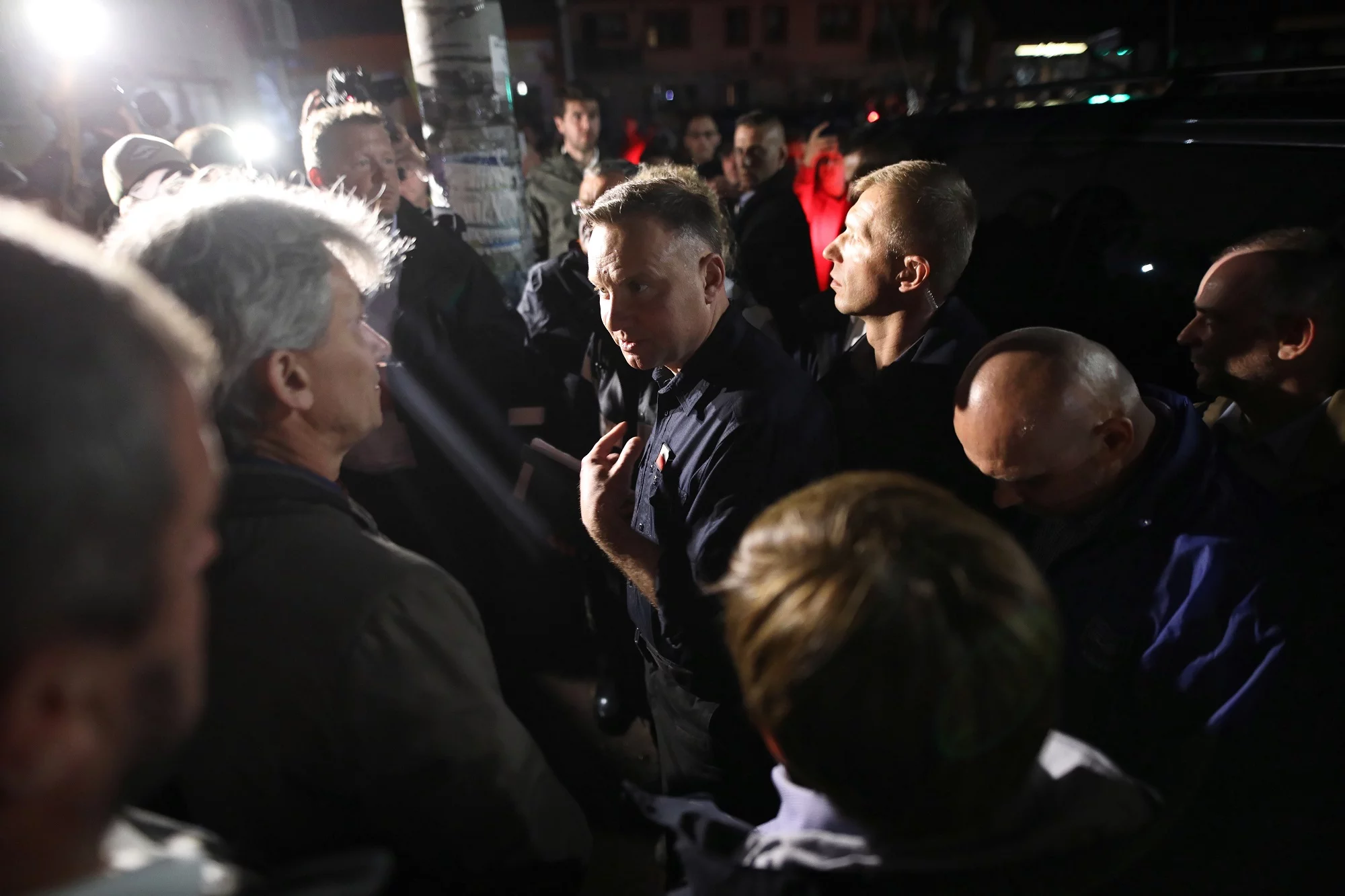 Prezydent Andrzej Duda podczas wizyty w gminie Łapanów (woj. małopolskie), 22 bm. W nocy z 20 na 21 bm. wezbrane wskutek ulewnego deszczu rzeki Stradomka i Tarnawka przelały się przez wał przeciwpowodziowy i zalały centrum Łapanowa.