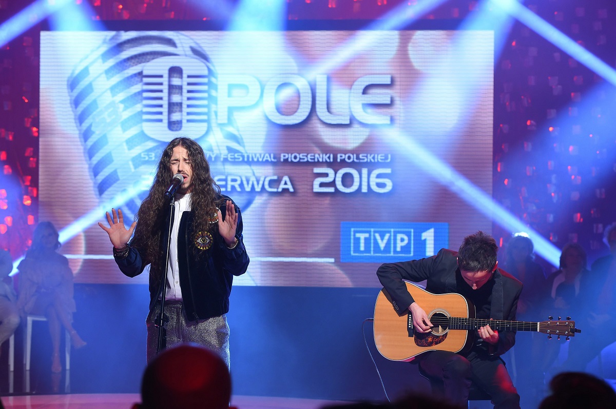 Konferencja prasowa Festiwalu Opole 2016 w TVP. Na zdjęcieu muzyk - Michał Szpak