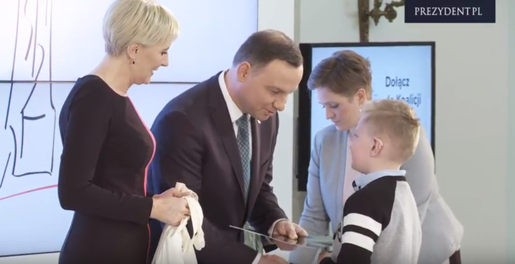 Para Prezydencka wręcza stypendia dla dzieci funkcjonariuszy poległych lub rannych na służbie