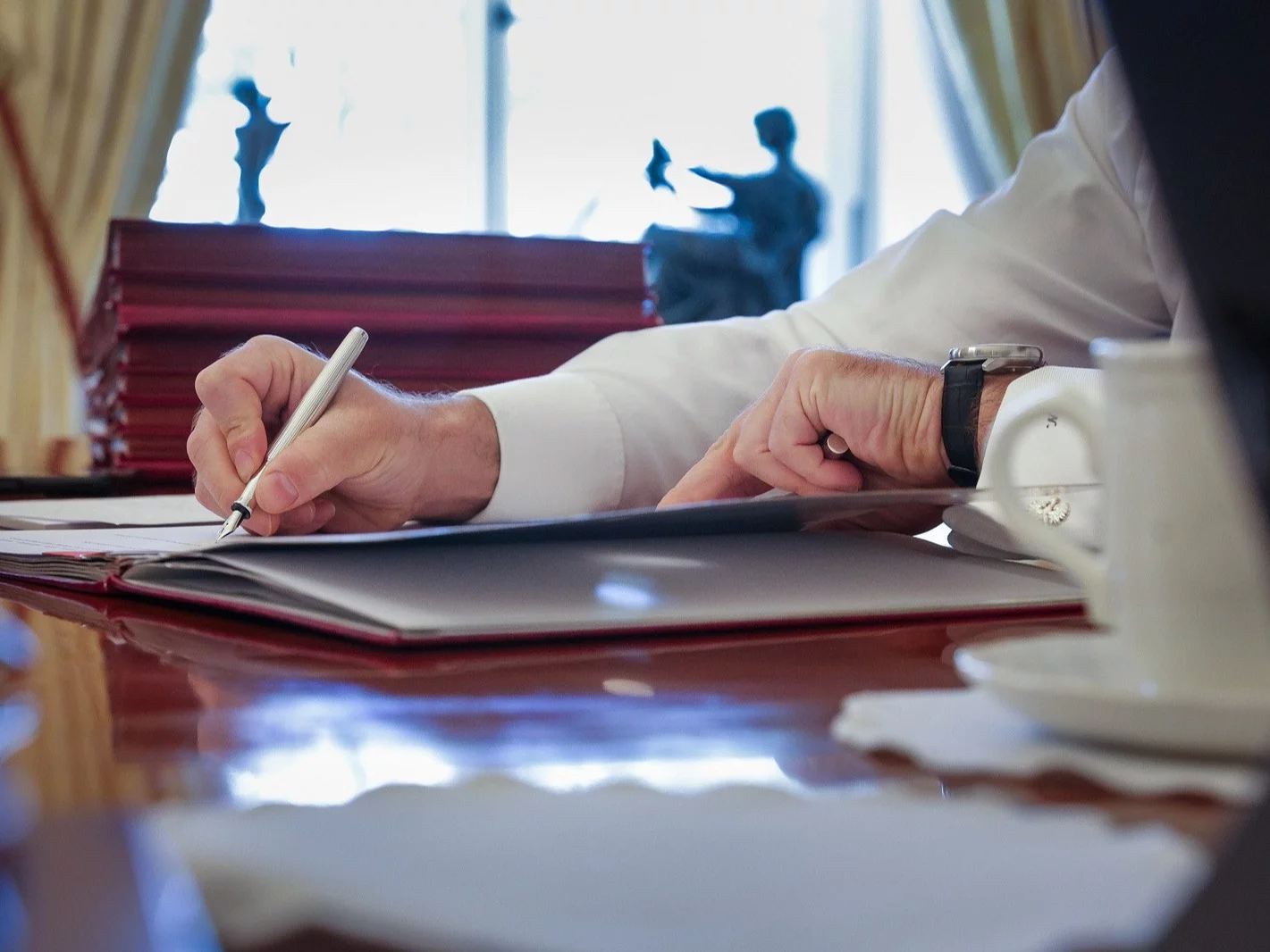 Prezydent Karol Nawrocki podczas podpisywania ustawy