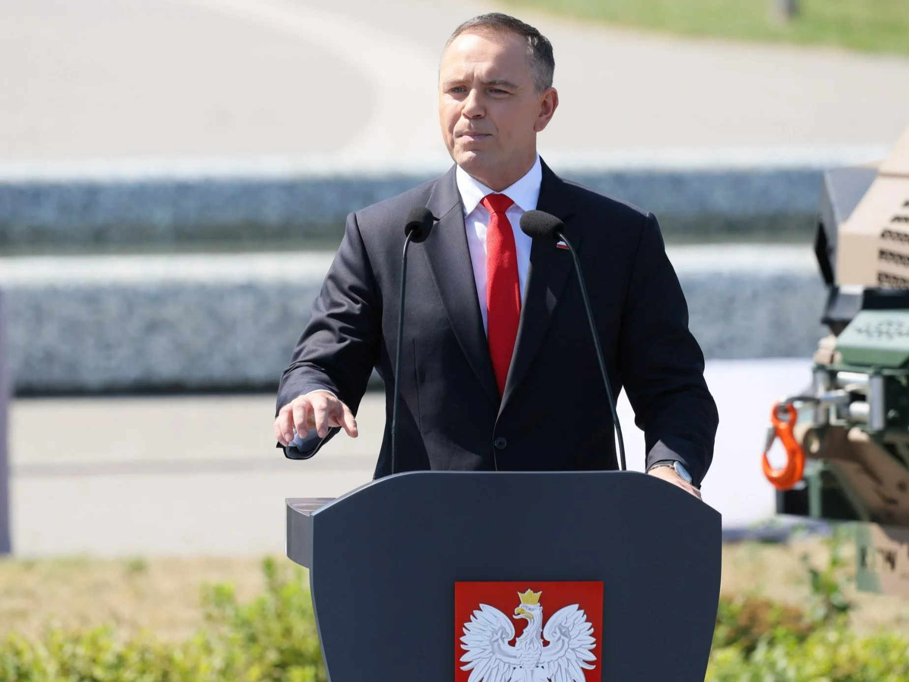 Prezydent RP Karol Nawrocki przemawia przed defiladą na warszawskiej Wisłostradzie