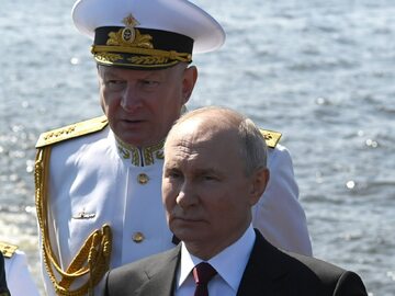Prezydent Rosji Władimir Putin i głównodowodzący rosyjskiej marynarki wojennej admirał Nikołaj Jewmenow