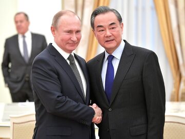 Prezydent Rosji Władimir Putin i szef MSZ Chin Wang Yi