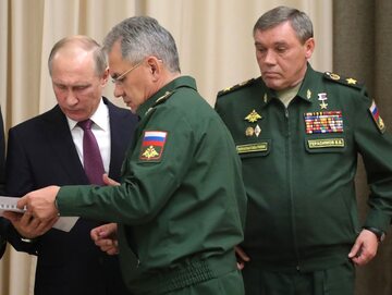 Prezydent Rosji Władimir Putin, minister obrony Siergiej Szojgu i szef Sztabu Generalnego gen. Walerij Gierasimow