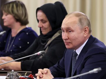 Prezydent Rosji Władimir Putin na spotkaniu z matkami żołnierzy, walczących na Ukrainie.