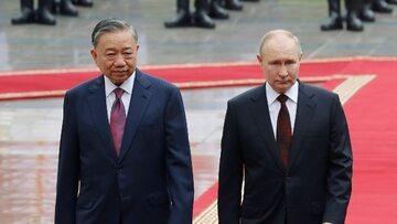Prezydent Rosji Władimir Putin (P) i prezydent Wietnamu To Lam