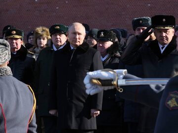 Prezydent Rosji Władimir Putin podczas ceremonii składania wieńców z okazji Dnia Obrońcy Ojczyzny