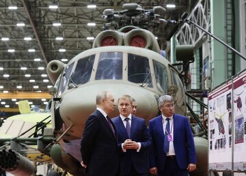 Prezydent Rosji Władimir Putin podczas wizyty w zakładach lotniczych