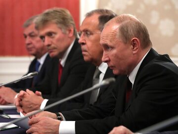 Prezydent Rosji Władimir Putin, szef rosyjskiego MSZ Siergiej Ławrow i rzecznik Kremla Dmitrij Pieskow