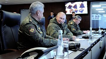 Prezydent Rosji Władimir Putin (w środku) obserwuje manewry armii rosyjskiej