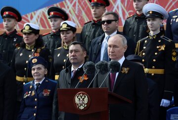 Prezydent Rosji Władimir Putin wygłasza przemówienie podczas parady wojskowej z okazji Dnia Zwycięstwa na Placu Czerwonym w Moskwie