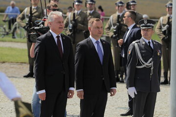 Prezydent RP Andrzej Duda (C), dowódca Garnizonu Warszawa gen. dyw. Robert Głąb (P) oraz prezydent Republiki Litewskiej Gitanas Nauseda (L) biorą udział w obchodach 610. rocznicy Bitwy pod Grunwaldem w Stębarku.