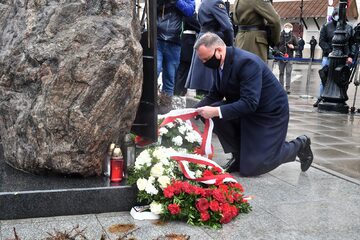 Prezydent RP Andrzej Duda (C) podczas uroczystości złożenia kwiatów pod Pomnikiem Katyńskim w Warszawie