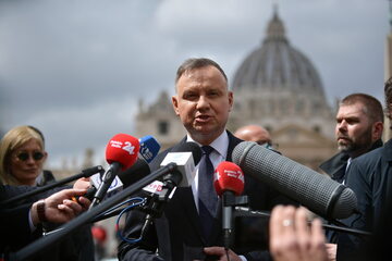 Prezydent RP Andrzej Duda (C) podczas wizyty w Watykanie.